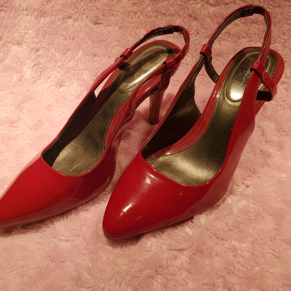 Red closed toe sandal - Picture 2 of 5